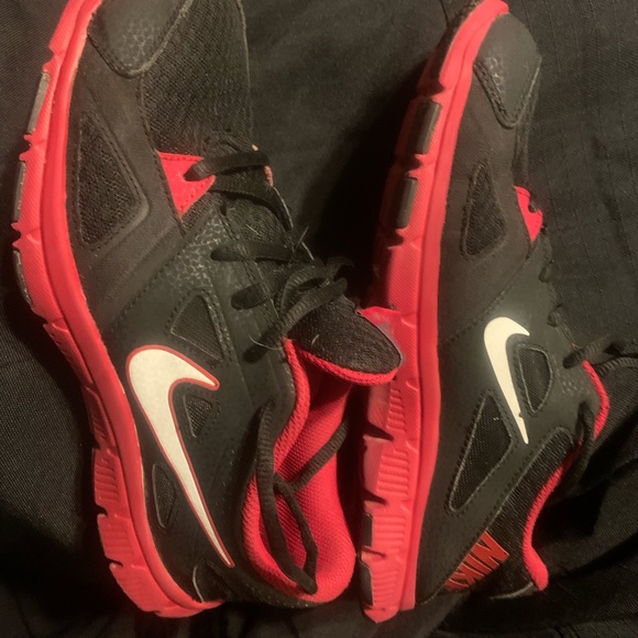 Nike Black & Red (Like New)men’s size 7 shoes - Picture 3 of 5
